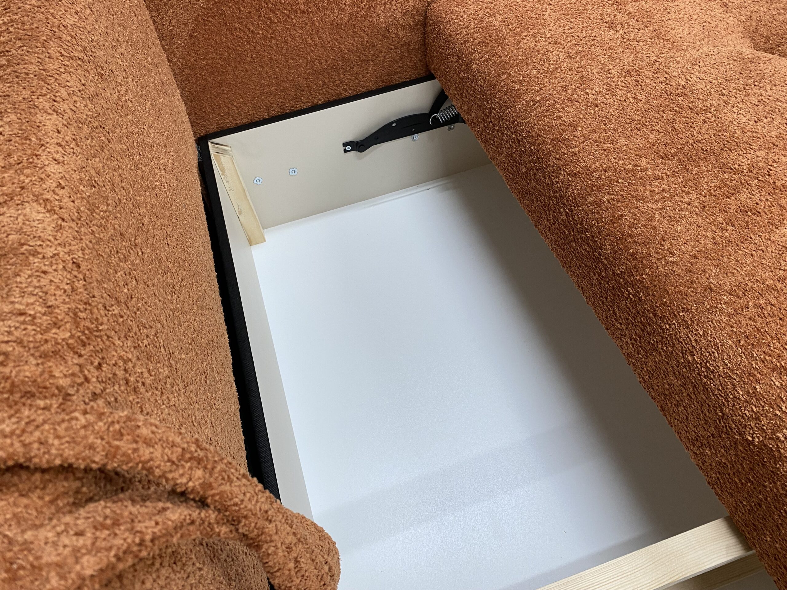 nowoczesna kanapa rozkładana Luna/Brzoskwiniowy z dużym pojemnikiem na pościel plus durze poduszki z podłokietnikami - internetowy sklep meblowy Hanzi