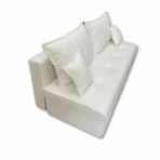 Rozkładana sofa w kolorze śmietankowym z poduszkami, przystosowana do codziennego spania